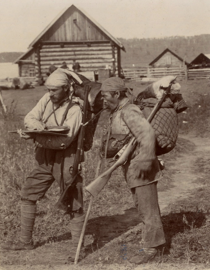 V.K. Arséniev y Dersú Uzalá en 1906, tras una ruta por el río Kulumbé