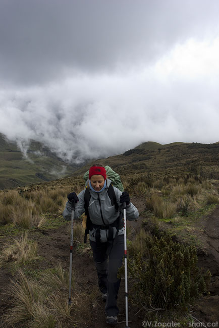Moni ascendiendo al refugio de los Ilinizas. Reserva Ecológica los Ilinizas. El Chaupi (Cotopaxi, Ecuador). Woman climbing to Ilinizas Refuge. Ilinizas Ecological Reserve. El Chaupi (Cotopaxi, Ecuador)