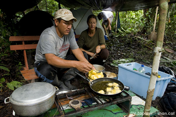 guía cocinando en la selva