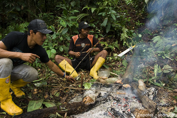 Waoranis cocinando mono a la brasa