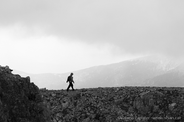 Montañera caminando por la cresta de la de la sierra del Sirvent. Lles de Cerdanya, (Pirineos, Catalunya).